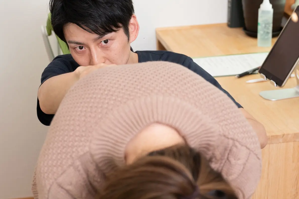 施術前後の変化を確認しながら原因を評価している様子