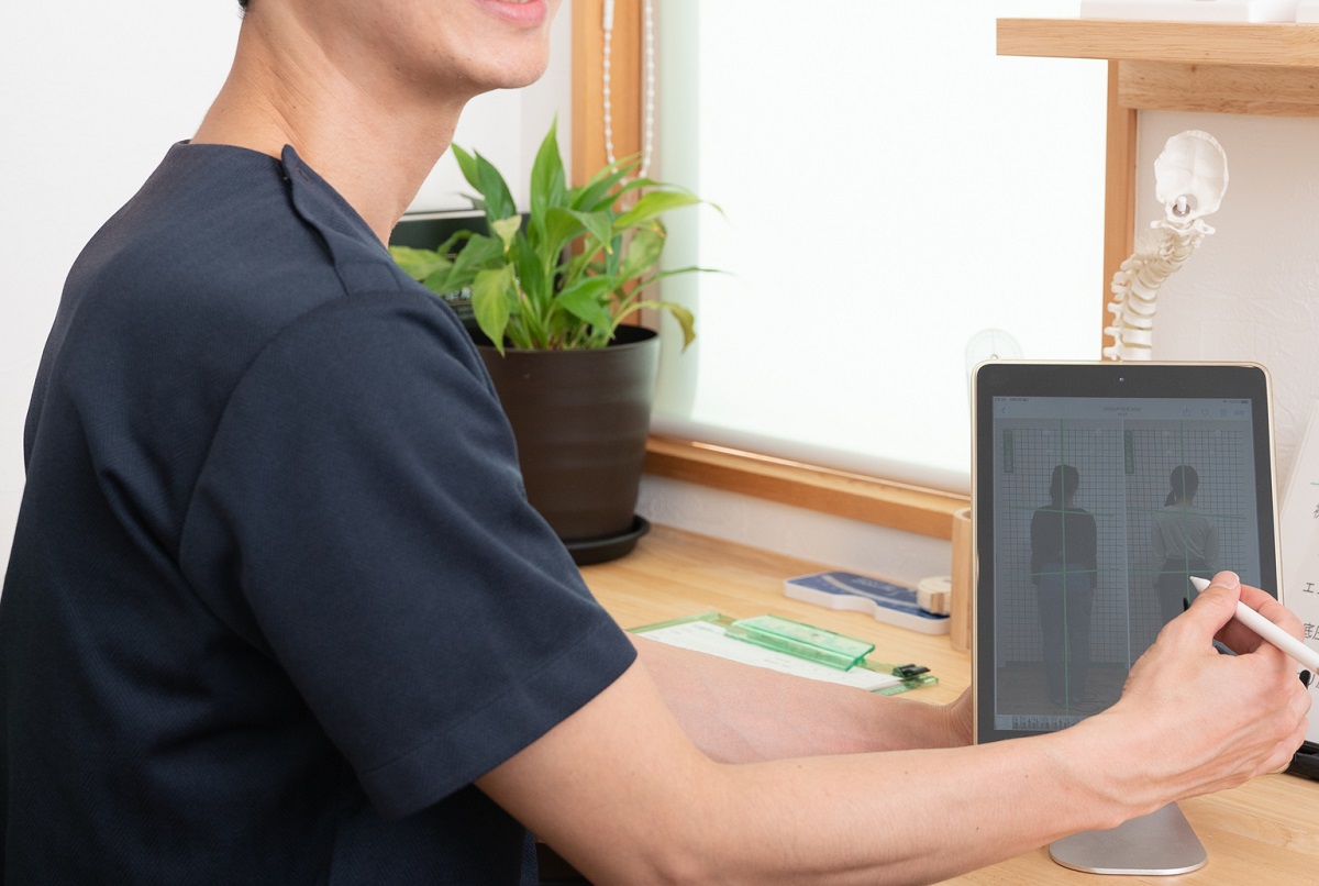 姿勢や動作について分かりやすく説明しているカウンセリング風景