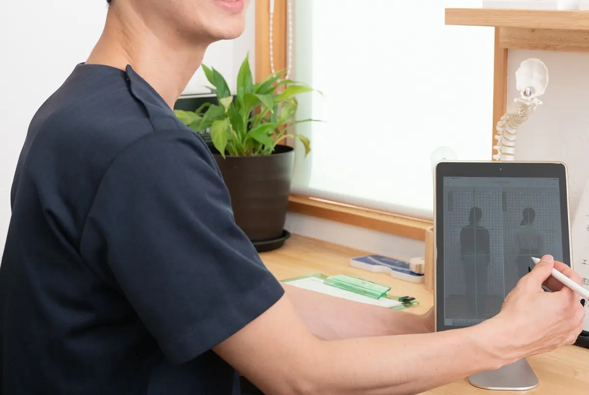 姿勢や動作について分かりやすく説明しているカウンセリング風景