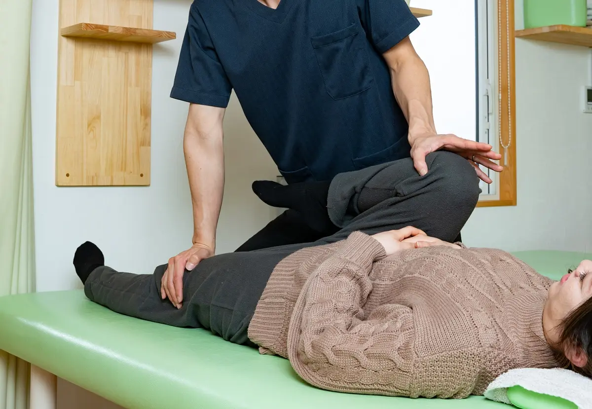 セルフケアや正しい身体の使い方を指導している様子